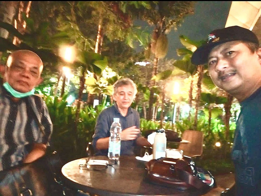 Kenangan terakhiras Sudarmanto (tengah) dengan Kang Agus (kanan) dan Mas Joko Waluyo (kiri) bukber Jumat (15/04/2022) - foto dok: Bagus Sudarmanto).