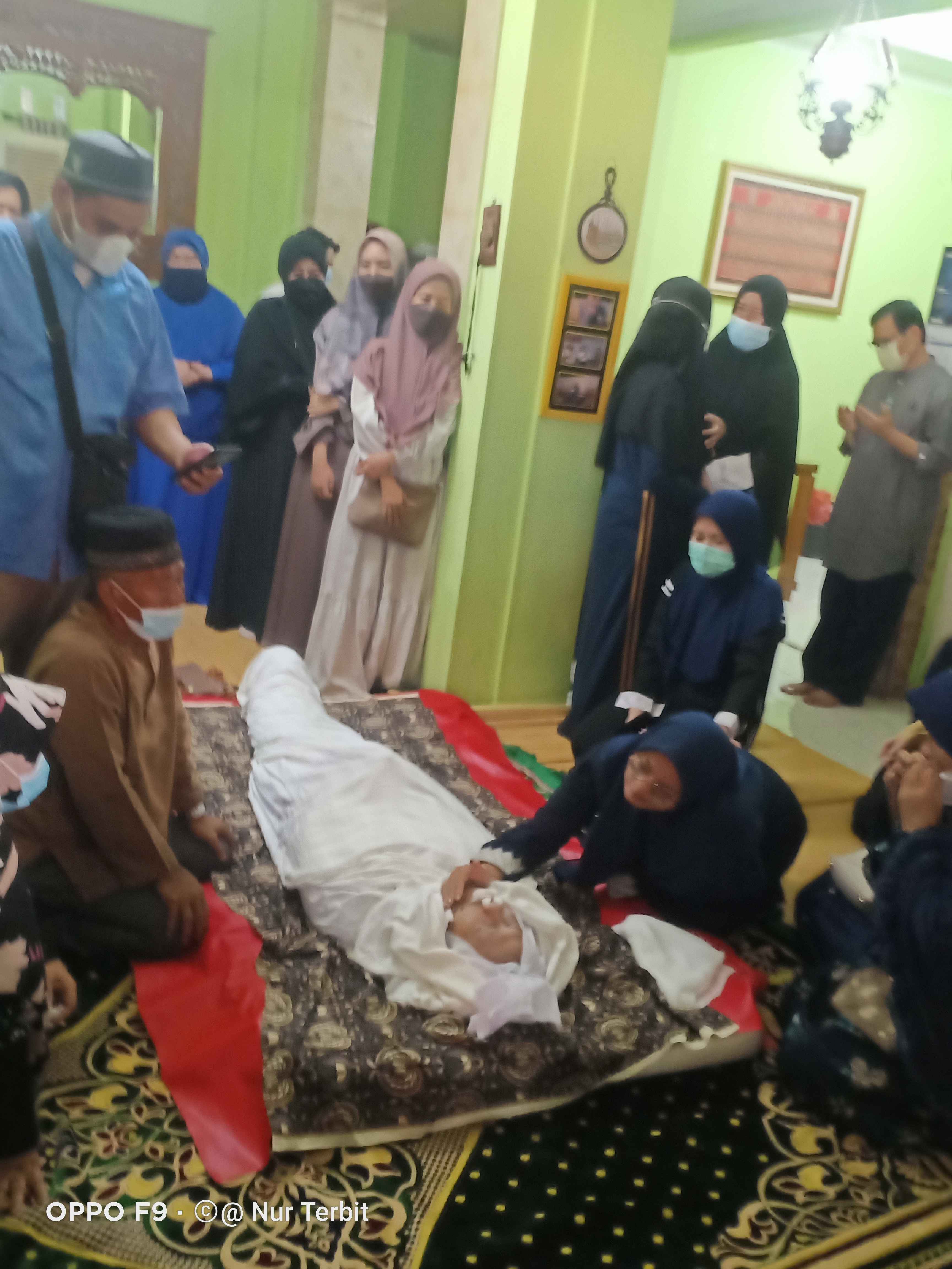 Jenazah Kang Agus di rumah duka, Minggu 17 April 2022 (foto: Nur Terbit)