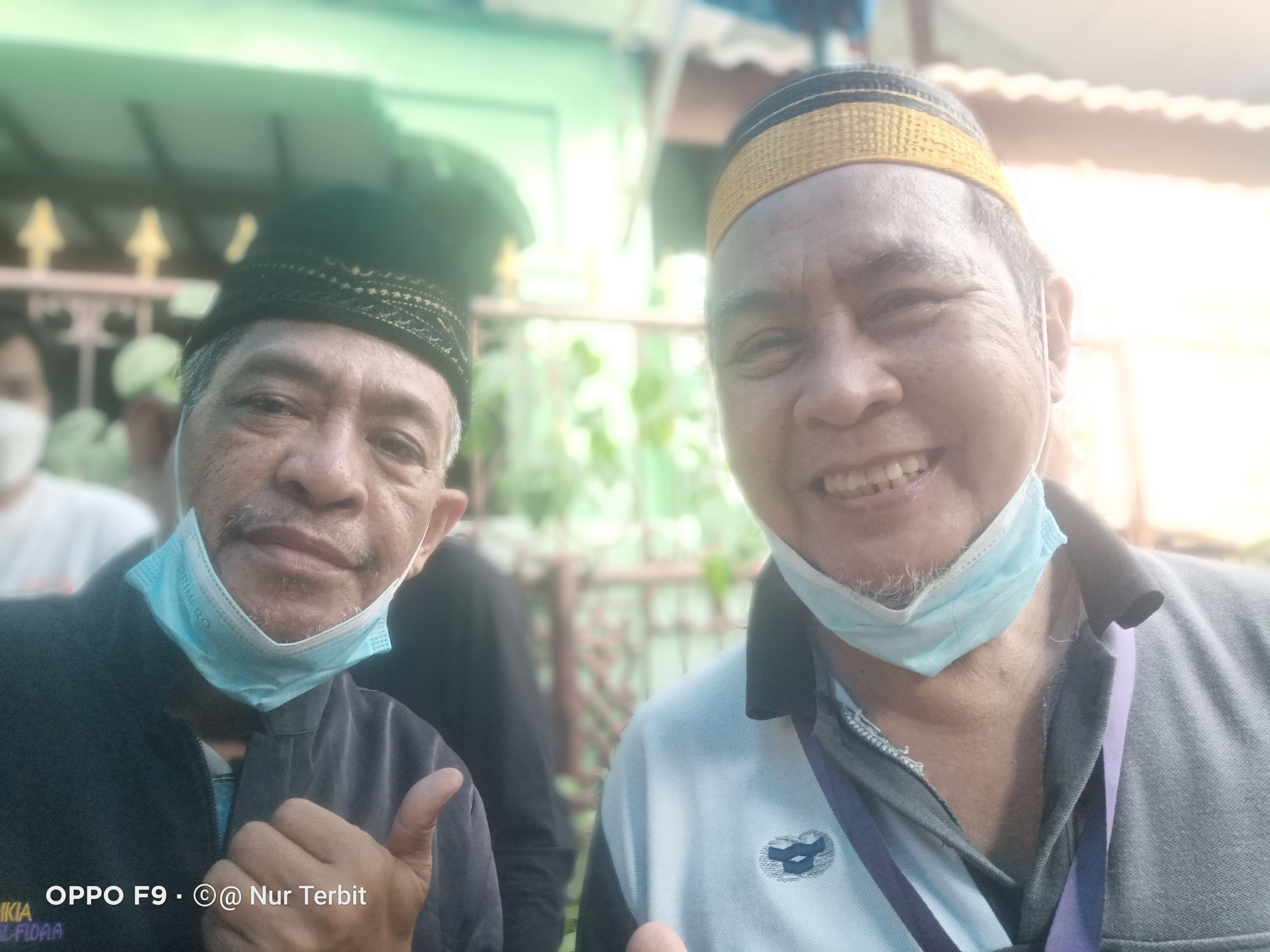Dengan Andi Roesman Rola di rumah duka. Andi kakak kelas Kang Agus di STP (foto dok: Nur Terbit)