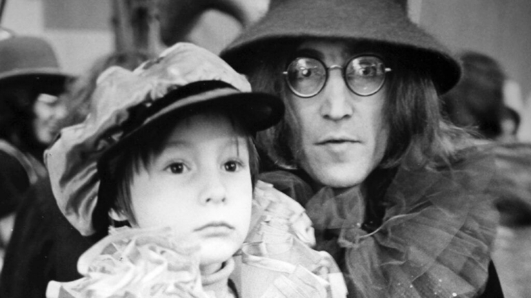 Julian Lennon bersama dengan Ayahnya, John Lennon. Sumber foto: fantasticfacts.net