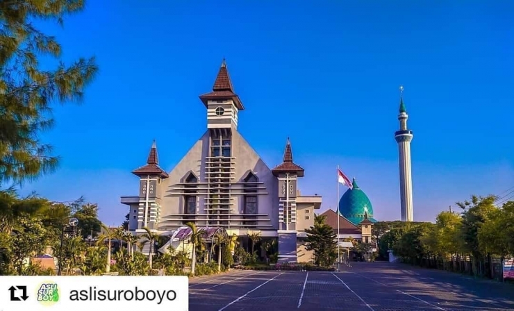 Masjid Al Akbar dan Gereja Katolik Sakramen Maha Kudus. Sumber IG aslisuroboyo