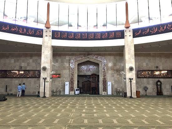 Image: Bagian dalam Masjid Sabilal Muhtadin, sebagian berlantai dua (by Merza Gamal)