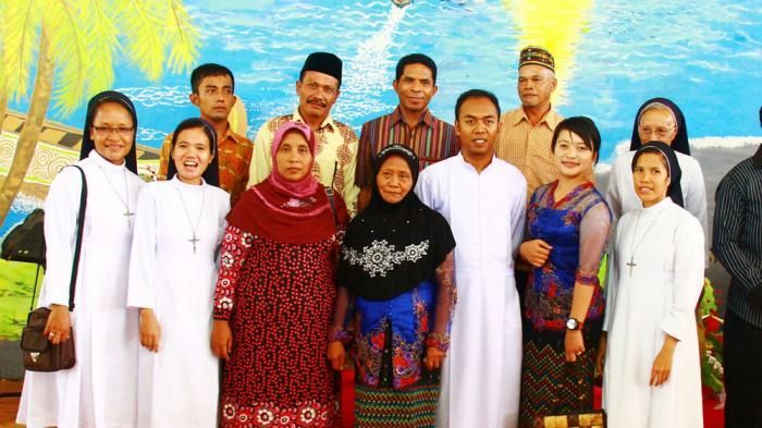 Siti Asiyah menumpangkan tangan untuk memberi restu bagi sang anak menjadi pastor Katolik: tribunnews.com