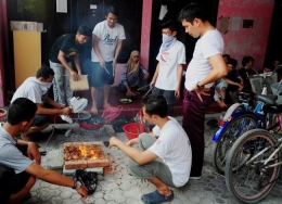 Aktivitas Masak Bersama Antar Penghuni Kos | Sumber Hipwee