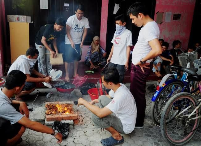 Aktivitas Masak Bersama Antar Penghuni Kos | Sumber Hipwee