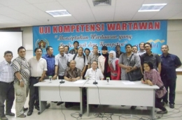 Jadi peserta UKW 2012 di PWI DKI Jakarta, saya berdiri paling kiri (dok Nur Terbit).