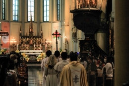 Suasana ibadah misa di Gereja Katedral, Jakarta Pusat pada pukul 17:00 WIB. (Jonas/Mahasiswa)
