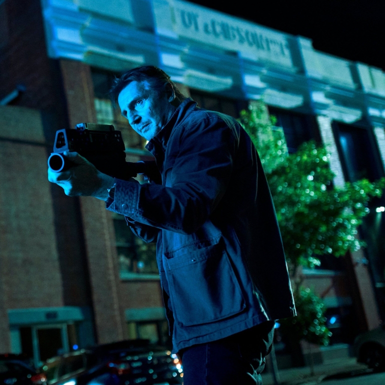 Aksi Liam Neeson memborbardir musuhnya dengan tembakan yang mematikan (Foto : imdb)