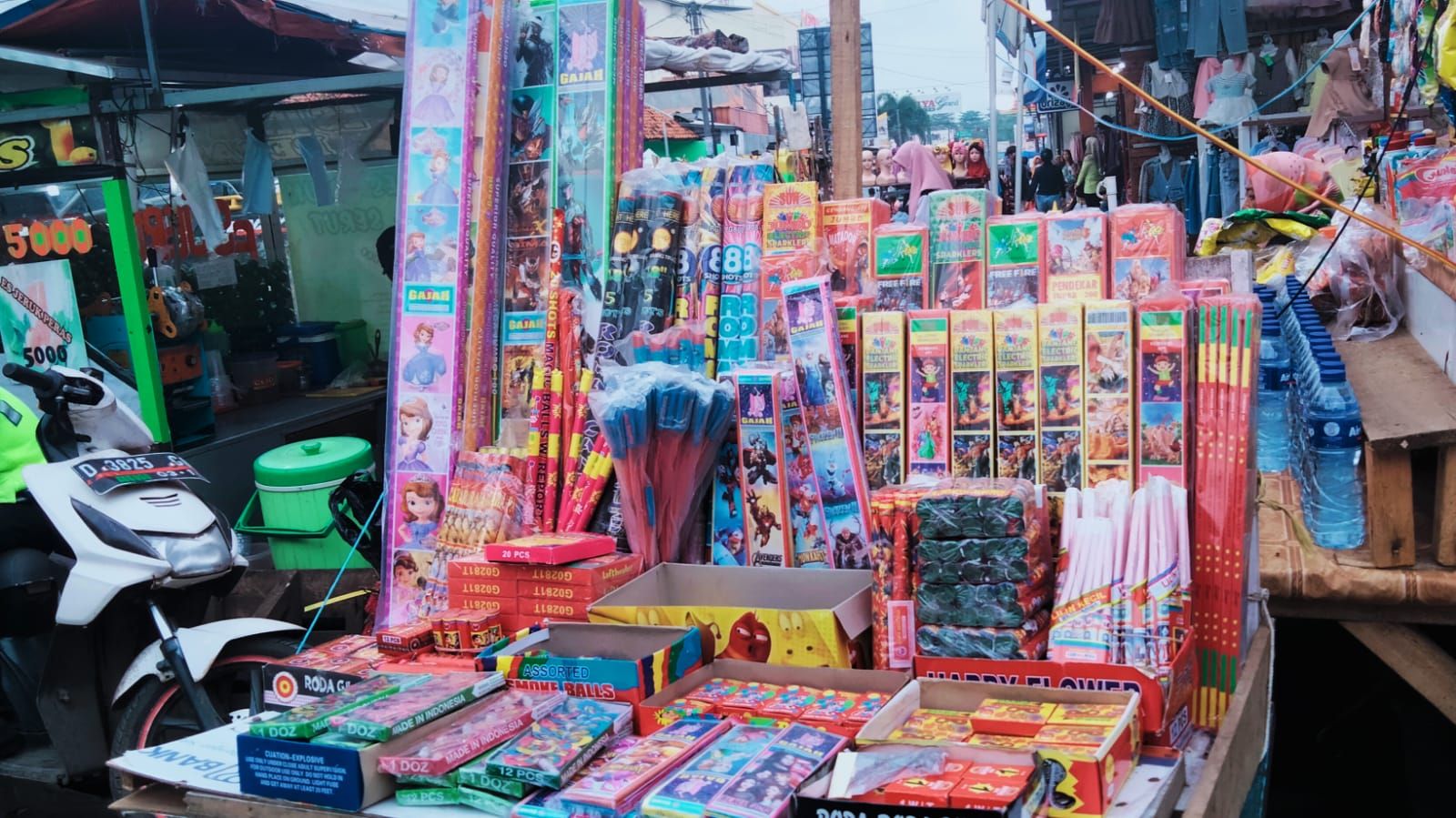 Berbagai petasan dijual di sekitar Alun-Alun Majalaya, Kab. Bandung (Foto: Widi Suryati)