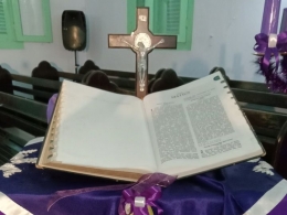 Salib dan Kitab Suci yang terbuka sebagai pelengkap ornamen peribadahan (foto: dok. pribadi)