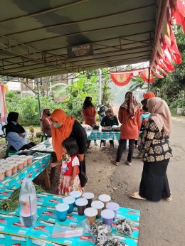 pemasangan terop untuk bazar bersama warga Desa Tambang dan karangtaruna. kami mencoba mendekatkan diri kepada warga desa agar acara-acara selanjutnya