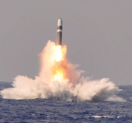 Uji Coba Peluncuran Peluru Kendali Balistik Antar Benua/ ICBM dari Kapal Selam Amerika Serikat (Sumber foto dari https://www.navy.mil/Press-Office/News-Stories)