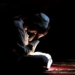 Lelaki sedang berdoa, sumber illustrasi: islami.co