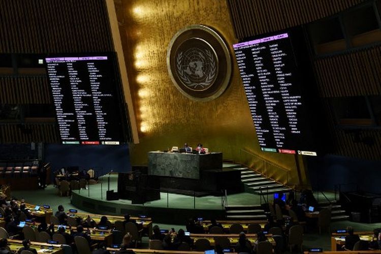 Dewan menunjukkan pengesahan resolusi selama pemungutan suara Majelis Umum PBB pada rancangan resolusi yang berusaha untuk menangguhkan Rusia dari Dewan Hak Asasi Manusia (HAM) PBB di New York City, AS, pada Kamis (7/4/2022). (TIMOTHY A. CLARY via kompas.com)