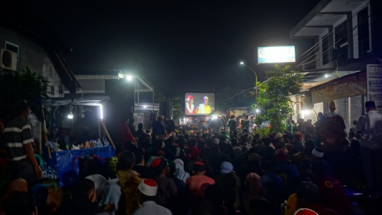 Penonton memadati jalan di sekitar halaman Pengajian Padhangmbulan. Foto: Dok. Pribadi/Hariadi