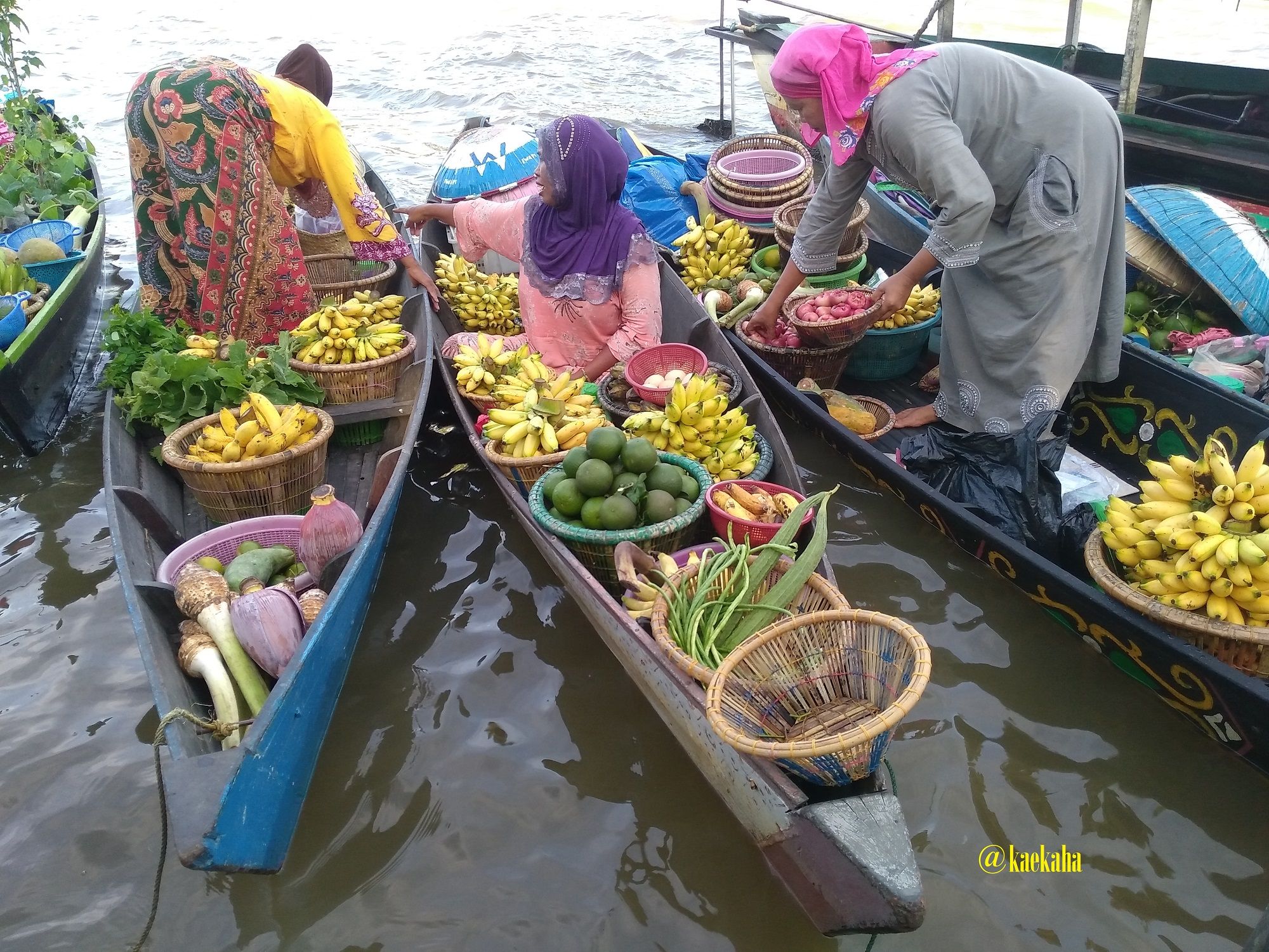 Menjaga Hubungan Baik dengan Sesama Pedagang Pasar Terapung | @kaekaha