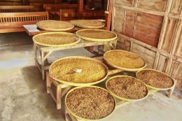 Gambar 2. Display varian biji kopi di Kopi Luwak Mataram, dokpri