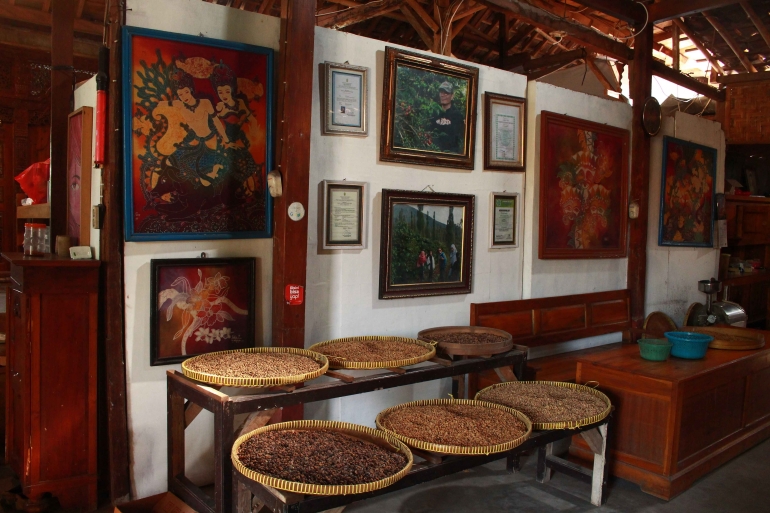 Gambar 1. Display varian biji kopi luwak di Kopi Luwak Mataram, dokpri