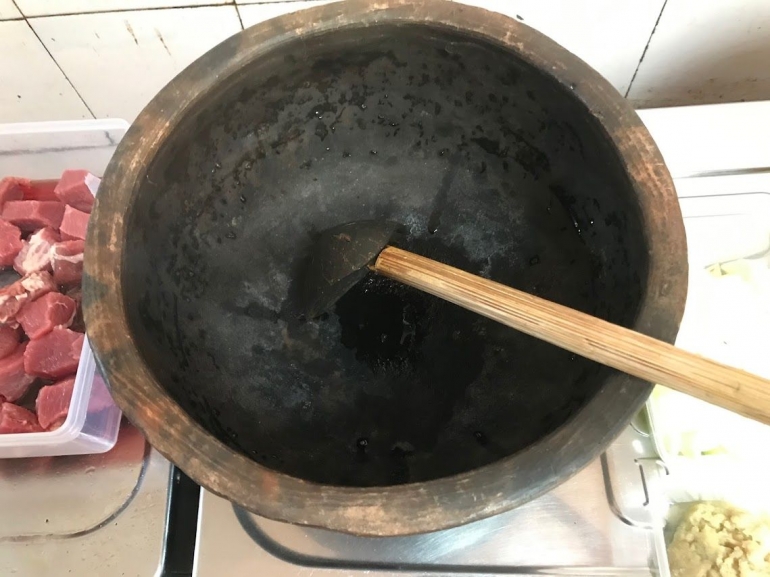 Image: Agar rasa Masak Korma otentik, sebaiknya menggunakan belanga (by Merza Gamal)