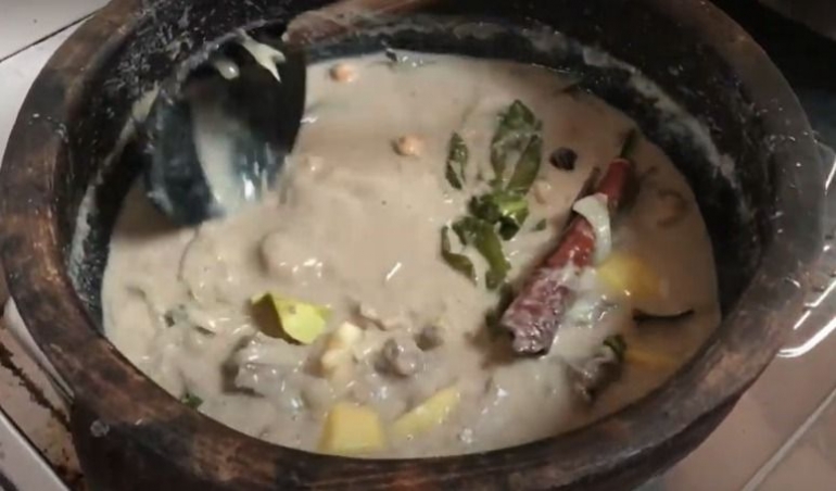 Image: Saat Masak Korma masih diolah di atas kompor, aroma wanginya sudah menyebar kemana-mana (by Merza Gamal)