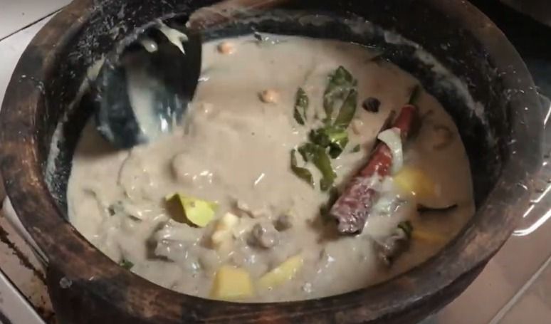 Image:  Saat Masak Korma masih diolah di atas kompor, aroma wanginya sudah menyebar kemana-mana (by Merza Gamal)