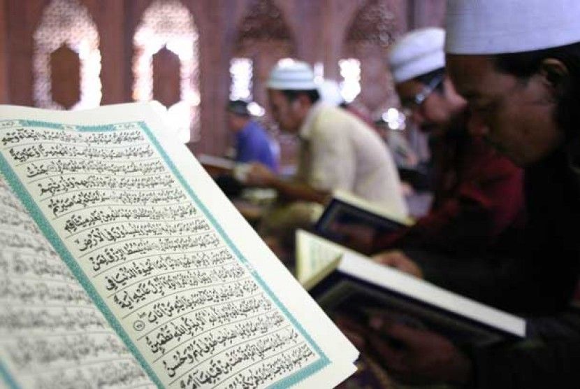 Orang-orang membaca al-Qur'an (via republika.co.id)