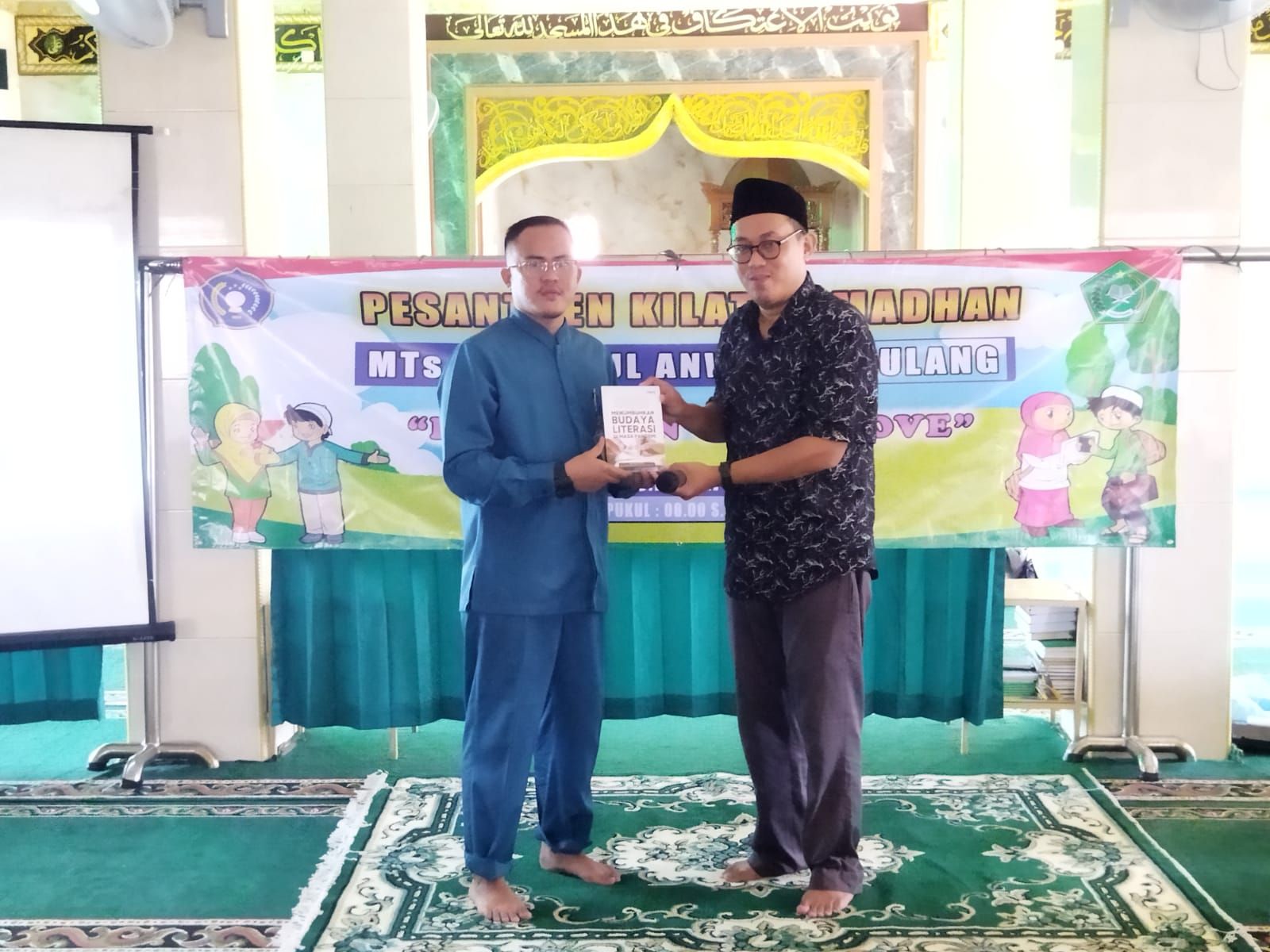 Pemberian Buku Kepada Ketua Pelaksana