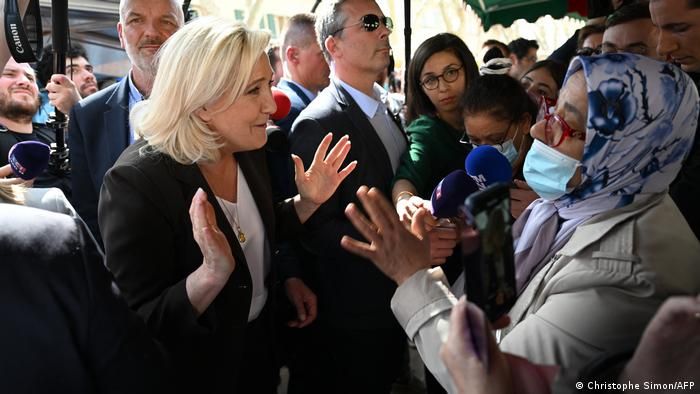  Marie Le Pen tampak sedang berdebat dengan seorang muslimah Perancis. Le Pen akan larang hijab secara nasional. Foto : dw.com