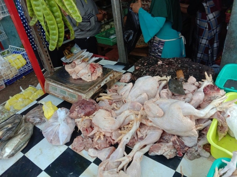 Pict 1: Pedagang Daging Ayam yang Sedang Melayani seorang Pembeli Daging Ayam/dokpri
