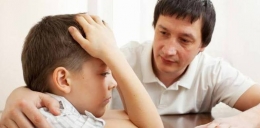 Ayah Yang Menghibur Anak Yang Sedih | Sumber: The Asian Parent