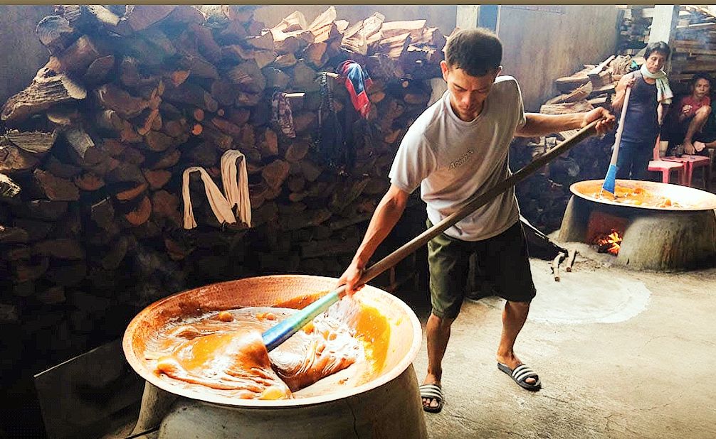 Mengaduk dodol Betawi Ummi Maryam (foto : Dudut Suhendra Putra) 