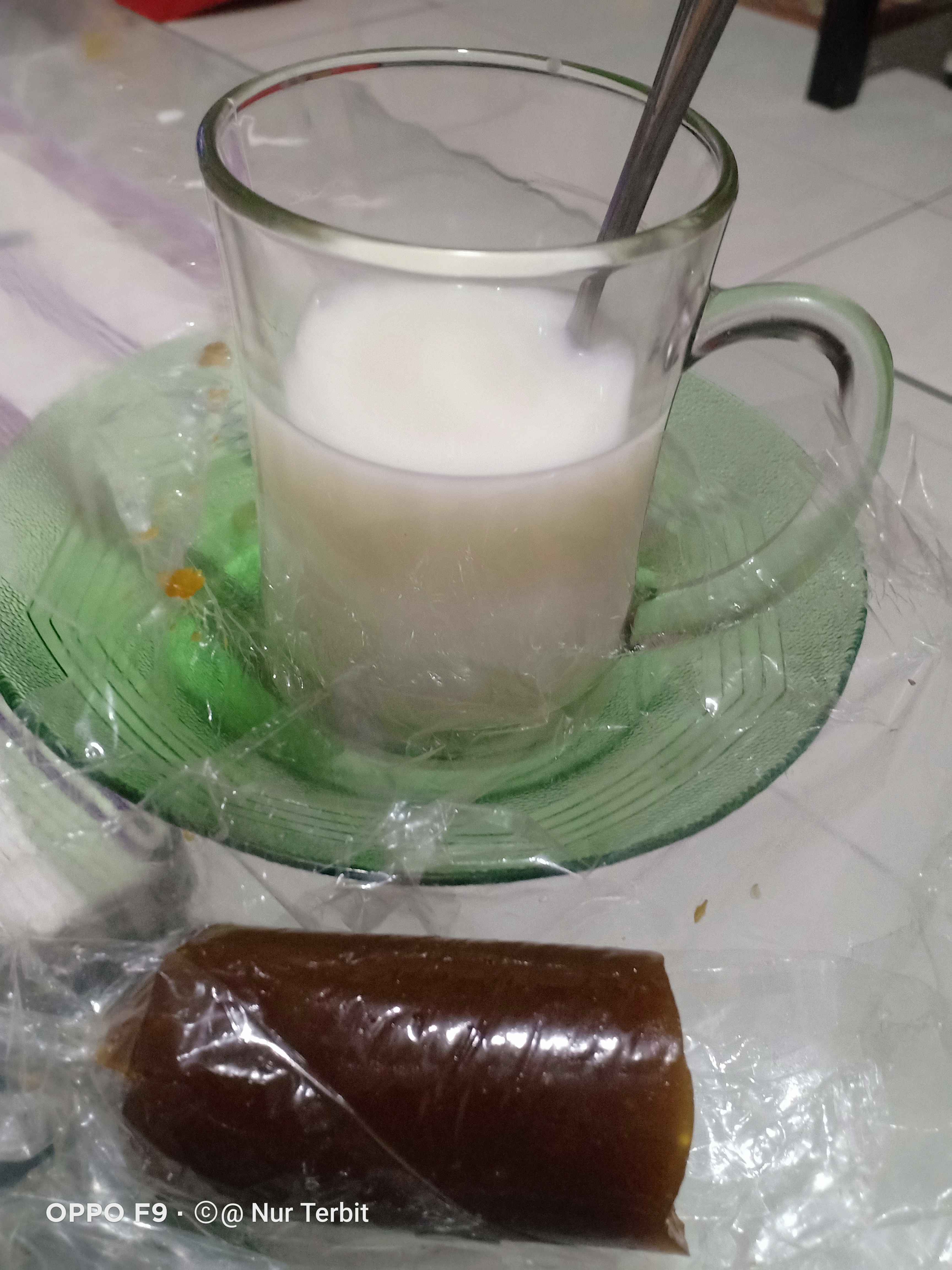 Dodol Betawi warna coklat bersanding dengan susu hangat (foto : Nur Terbit)