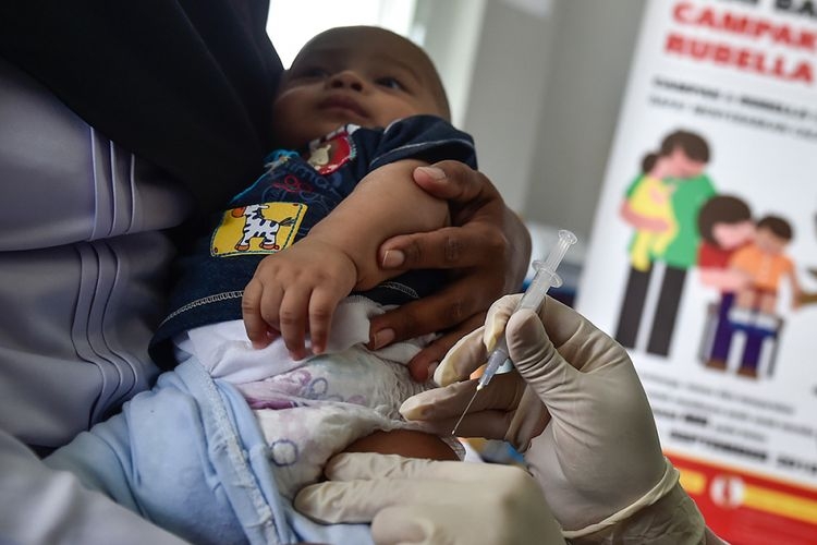 Ilustrasi imunisasi anak. Foto: AFP Photo/Chaideer Mahyuddin via Kompas.com