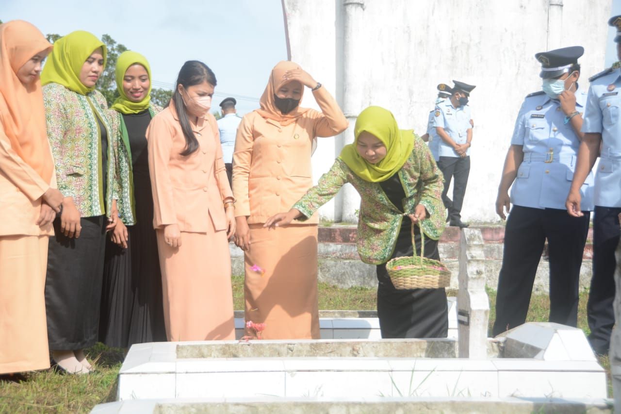 Tabur Bunga Di Taman Makam Pahlawan, Rutan Pasangkayu Memberikan ...