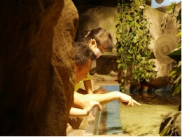 Belajar Jenis-jenis Ikan. Seorang ayah memperkenalkan jenis-jenis ikan di dalam akuarium kepada anaknya. (Foto: Almira Ramada)