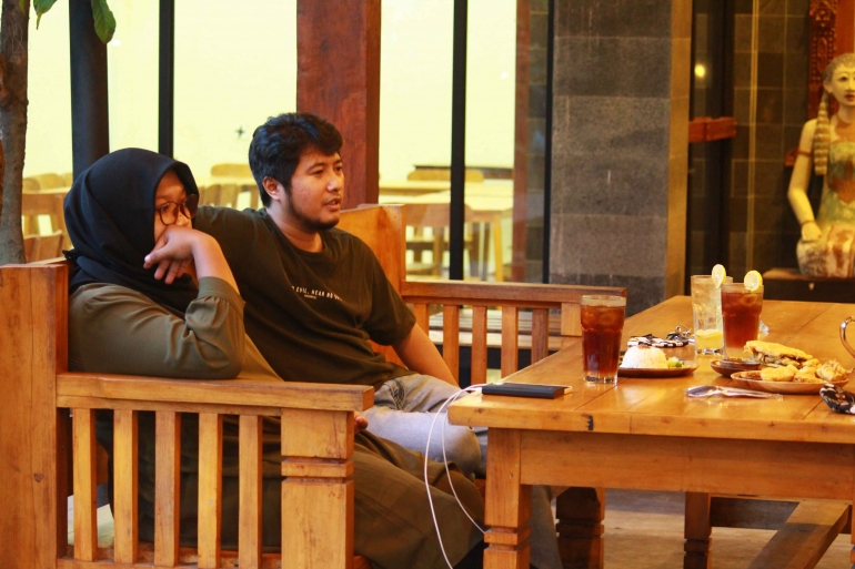 Gambar 2. Momen pengunjung ngabuburit di Kopi Luwak Mataram, dokpri