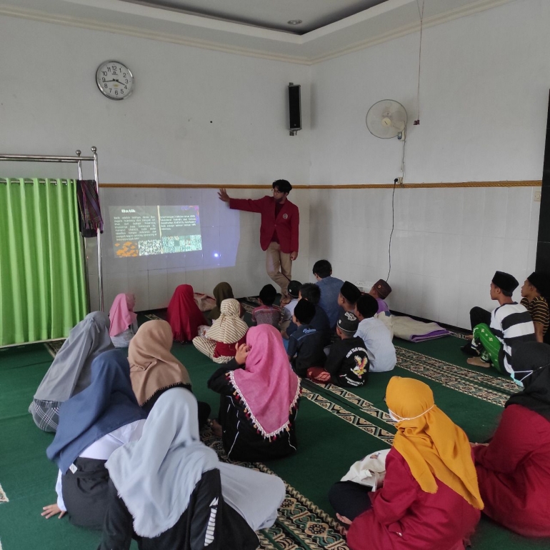 Pelaksanaan edukasi tentang kebudayaan Indonesia bersama anak-anak Panti Asuhan (Minggu,17/04/2022). Sumber foto : Dokumentasi Pribadi.