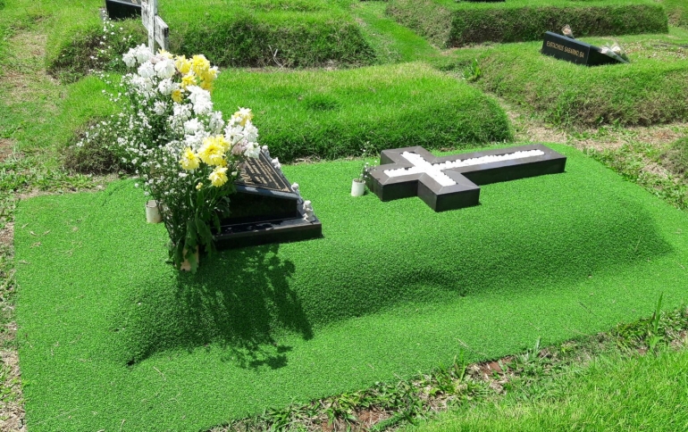 Satu kuburan berselimut karpet rumput sintetis di TPU Kampung Kandang, Jakarta Selatan (Dokpri)