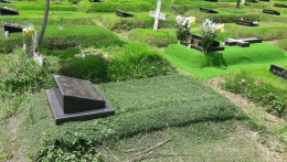 Satu lagi kuburan lain berselimut karpet rumput sintetis (depan) di TPU Kampung Kandang (Dokpri)