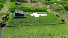 Kuburan lain berselimut karpet rumput sintetis di TPU Kampung Kandang (Dokpri)