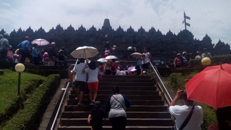 Pengunjung dengan tertib menaiki tangga Borobudur. Foto: aminuddin