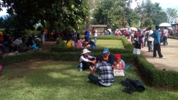 Istirahat usai menaiki Borobudur. Foto: aminuddin