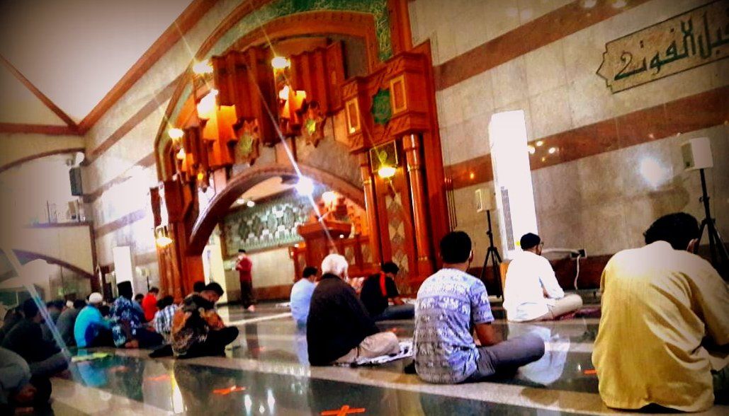 menyimak kultum sebelum salat tarawih (dokpri)