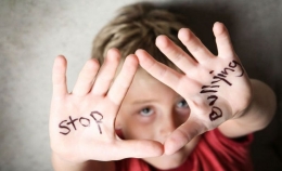 Sumber gambar :  shutterstockhttps://edukasi.okezone.com/read/2021/10/29/624/2493841/4-dampak-negatif-bullying-pada-perkembangan-anak 