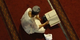 Itikaf lazimnya dilaksanakan di 10 hari terakhir bulan ramadhan. | Source: merdeka.com