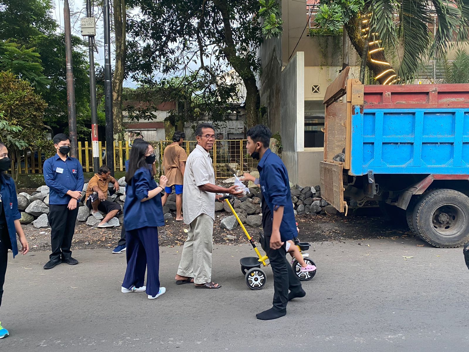 Baksos di sekitar lingkungan sekolah, dokumentasi pribadi Gerry