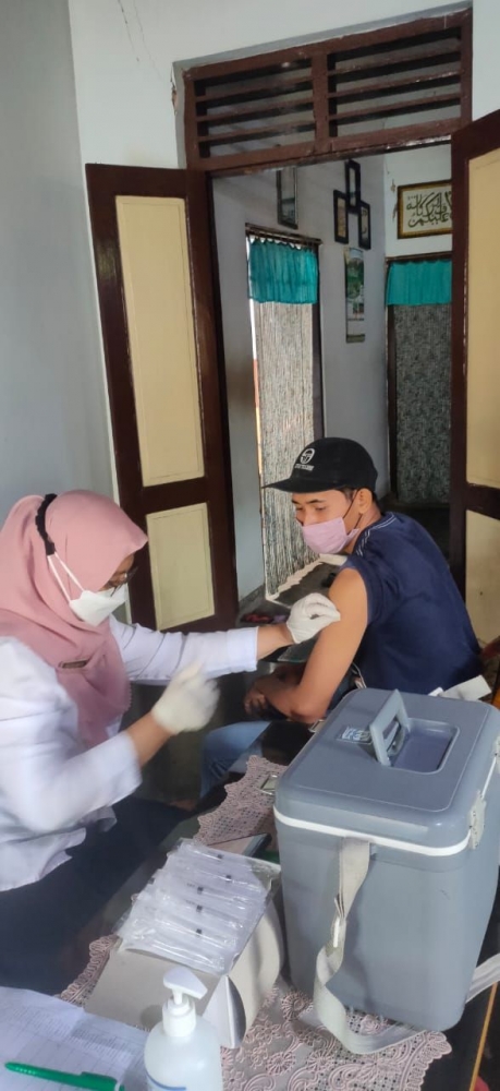 Injeksi Vaksin oleh Bu Sri, dok. pribadi