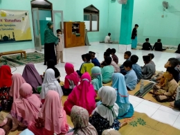 Berani tampil dan berbicara di depan teman-temannya yang bisa ditumbuhkan melalui kegiatan pesantren Ramadhan (dok.sditlarish)