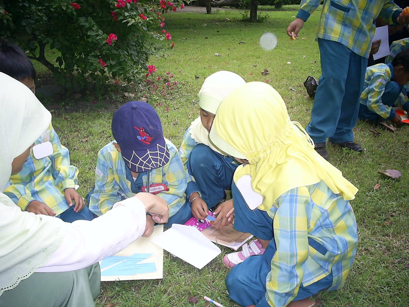 Asyiknya belajar di luar kelas.(dok.sditlarish)