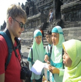 Bicara bahasa Inggris dengan turis di candi Borobudur.(dok.sditlarish)
